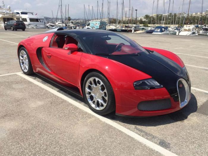 Этот красный Bugatti Veyron на самом деле синий
