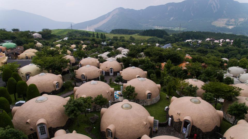 Тематический курорт с причудливыми домиками в Японии