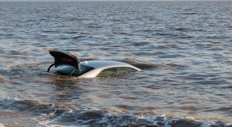 Прилив беспощаден: не оставляйте автомобиль на берегу моря