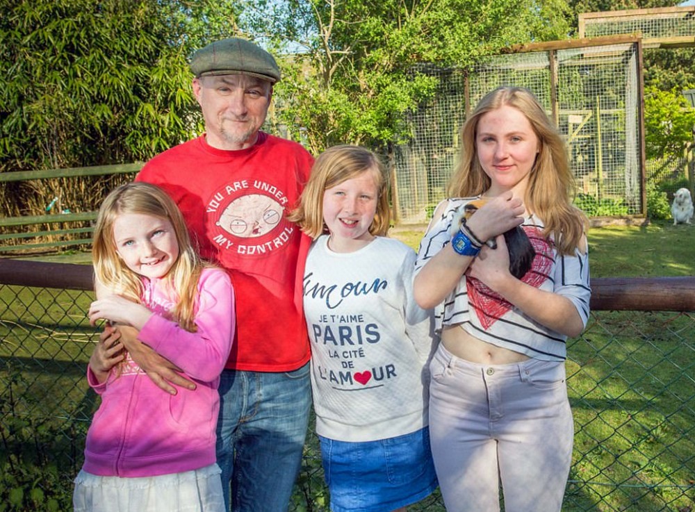 Чтобы осуществить мечту детей, семья переехала жить в зоопарк