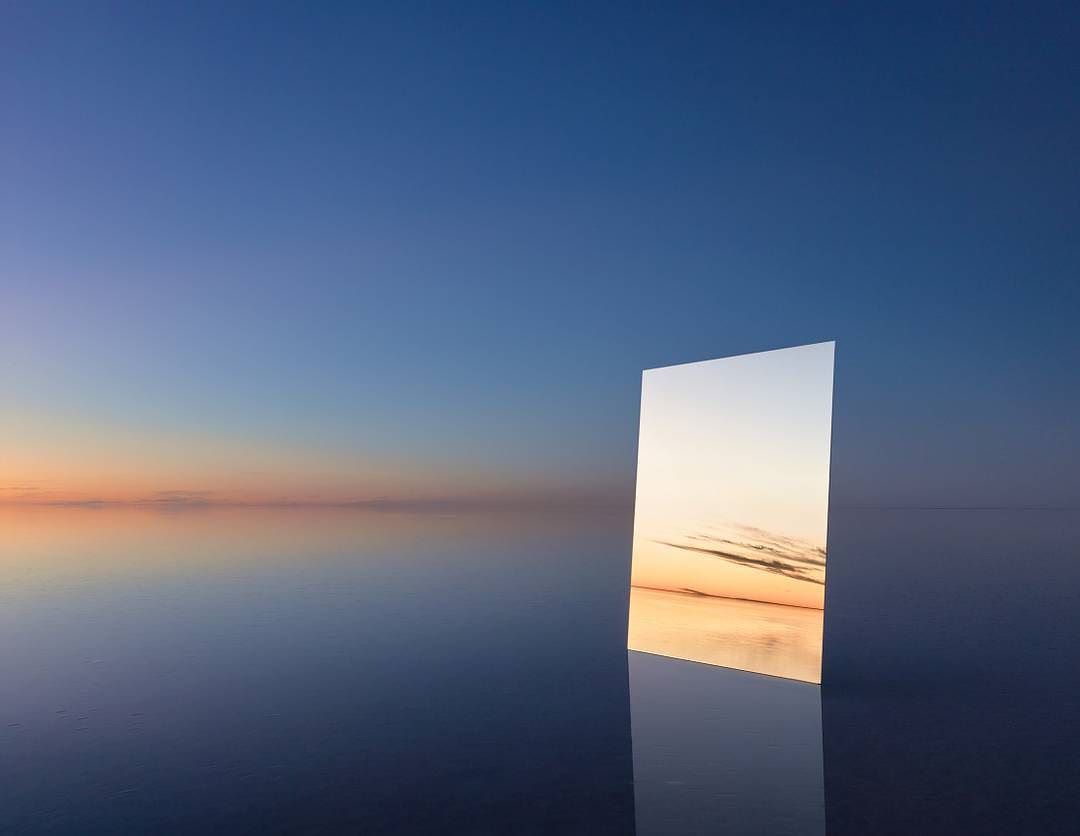 Сюрреалистические зеркальные пейзажи озер