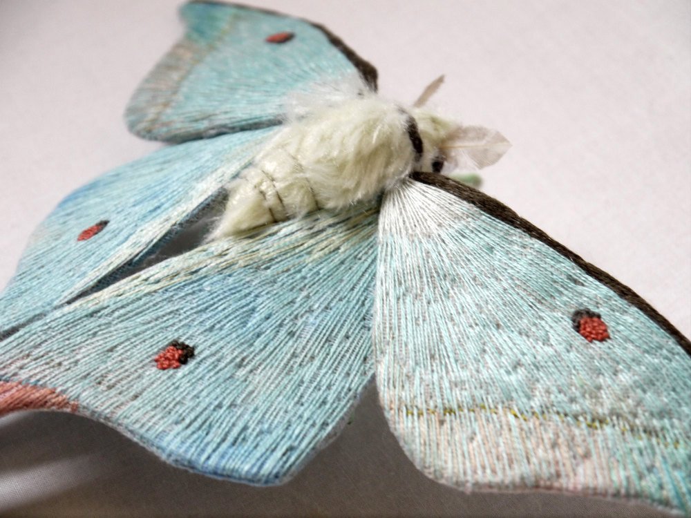 Вышитые мотыльки и бабочки от Юми Окита