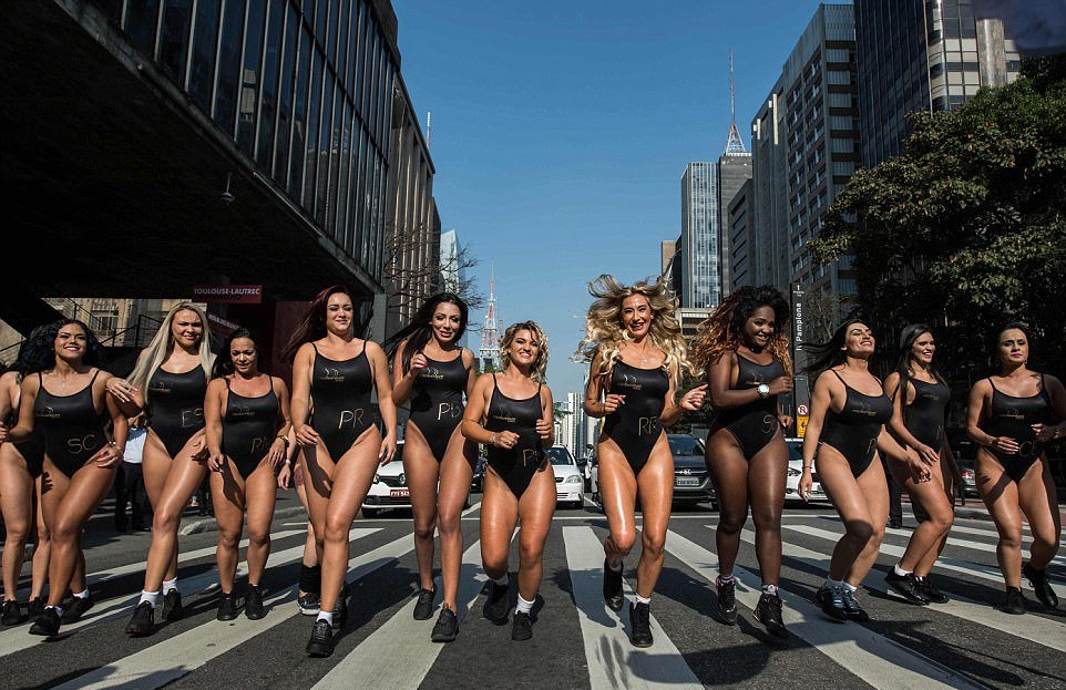 Участницы конкурса Miss Bum Bum 2017 на улицах Сан-Паулу