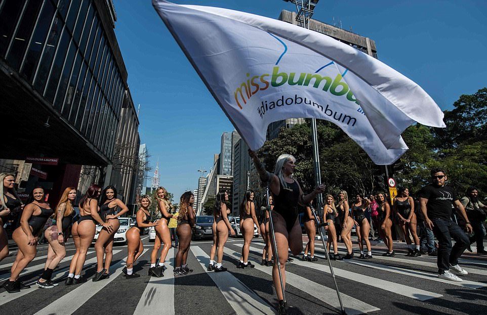 Участницы конкурса Miss Bum Bum 2017 на улицах Сан-Паулу