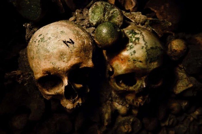 15 пугающих снимков, сделанных в катакомбах под Парижем