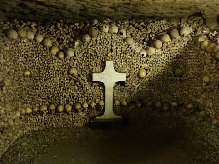 15 пугающих снимков, сделанных в катакомбах под Парижем