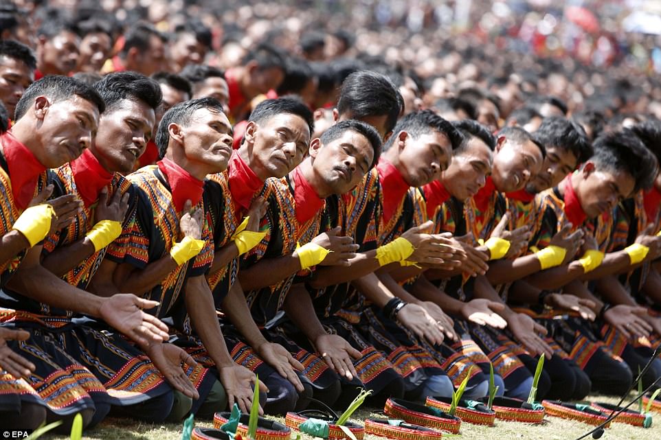 10 000 мужчин на традиционных танцах в Индонезии