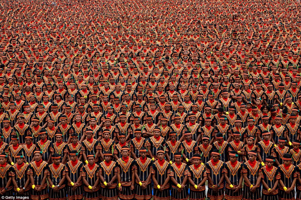 10 000 мужчин на традиционных танцах в Индонезии