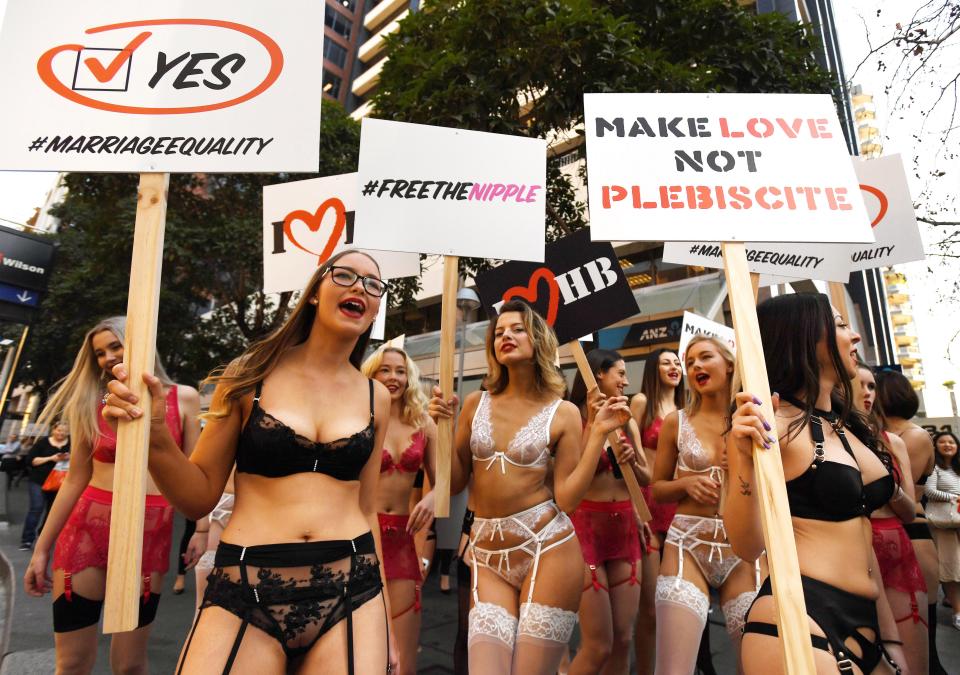 Австралийские девушки в белье призывают голосовать за однополые браки