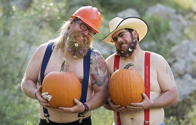 Трэш-календарь с бородатыми и пузатыми мужиками