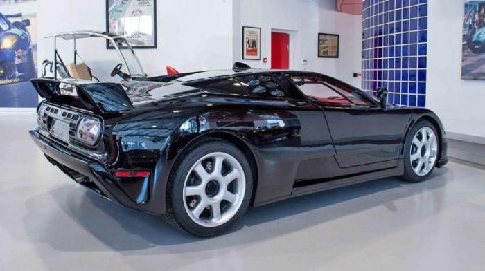 Редкий суперкар Bugatti EB110 SS