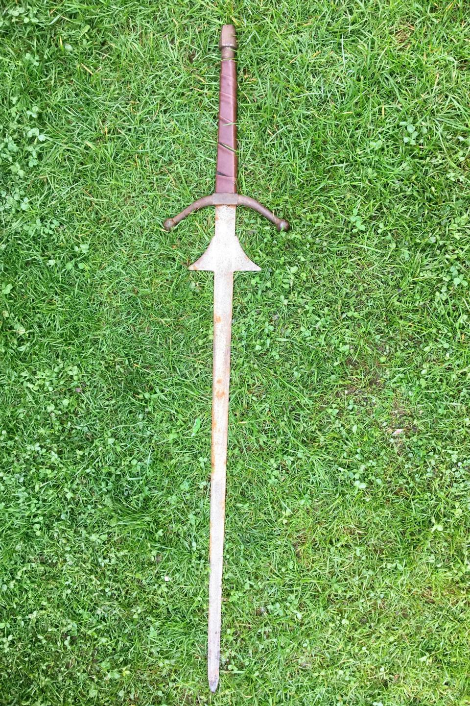 Девочка нашла меч в озере, где король Артур утопил Экскалибур