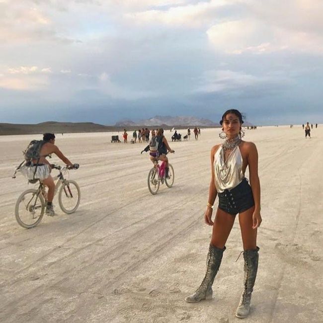Девушки фестиваля Burning Man 2017