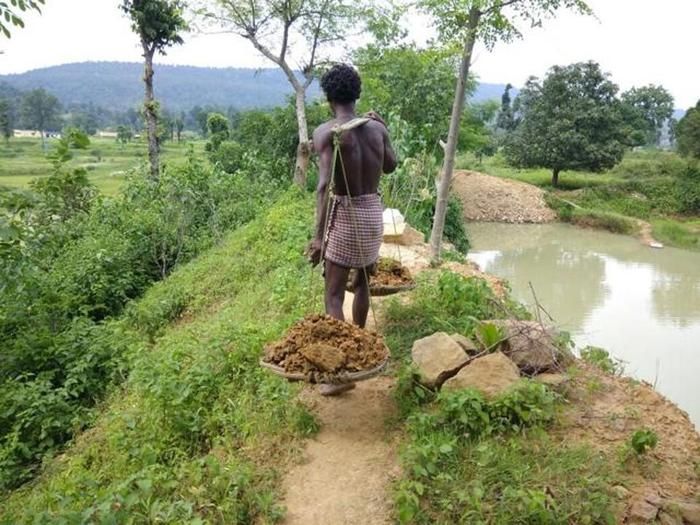 Индиец 27 лет в одиночку копал пруд