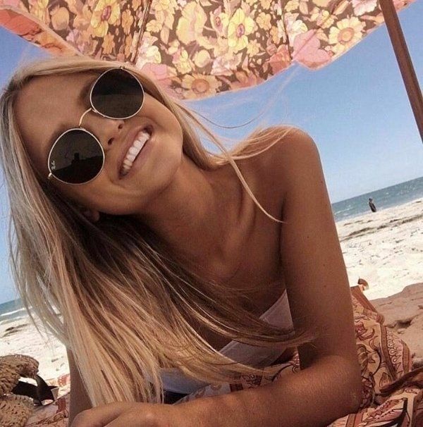 Красивые девушки в солнцезащитных очках
