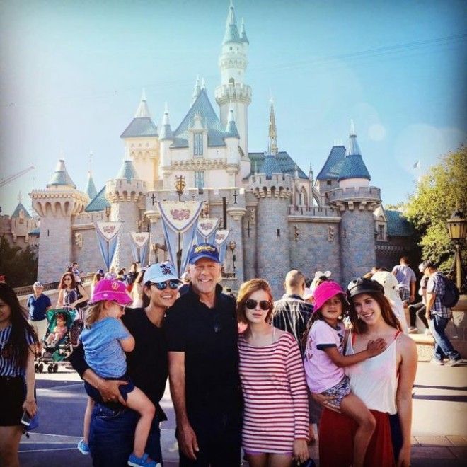 Брюс Уиллис и его семья на снимках в Инстаграм