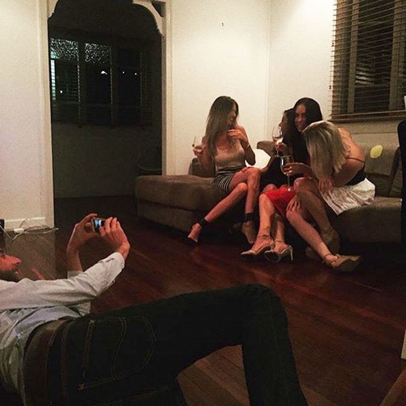 Парни вынуждены фотографировать своих девушек для Инстаграм