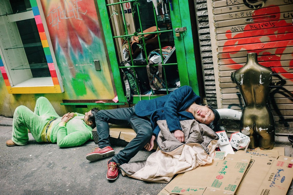 Пьяные японцы спят на городских улицах