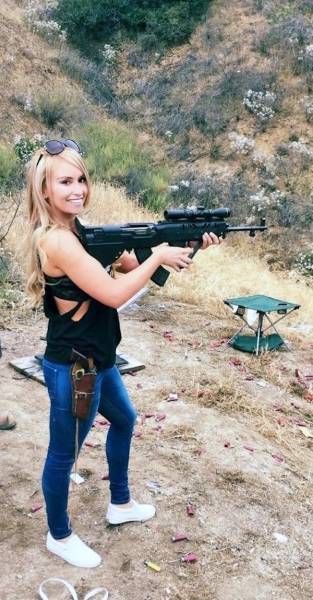 Красивые девушки с оружием
