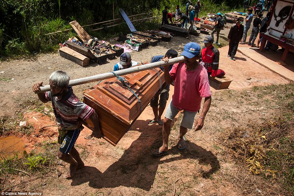 Праздник урожая: индонезийцы выкапывают и переодевают умерших родственников
