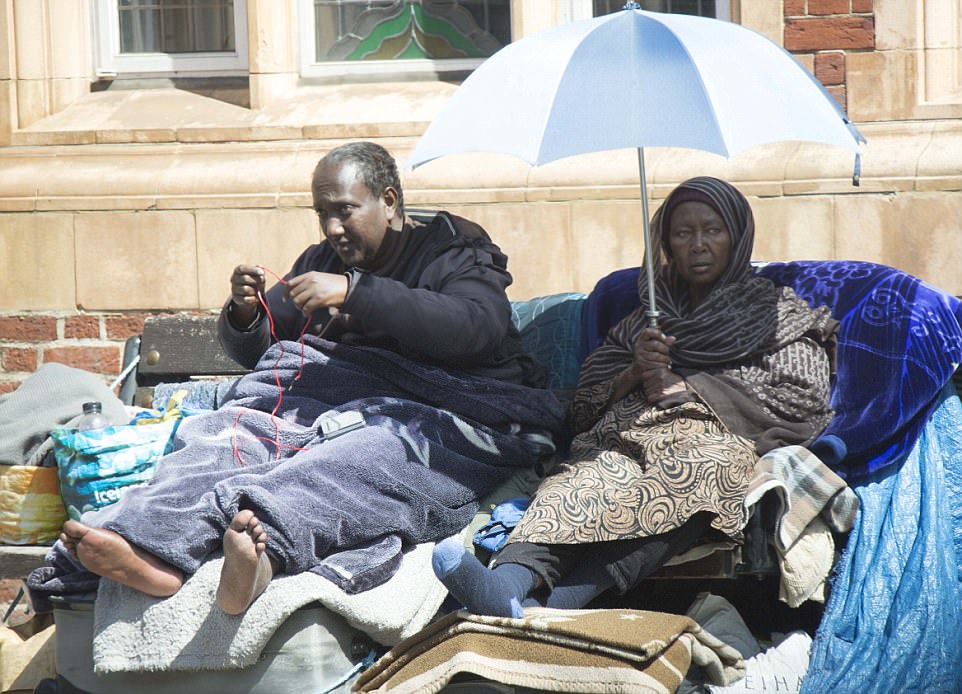 Мать с сыном из Сомали три года живут на скамейке в Лондоне