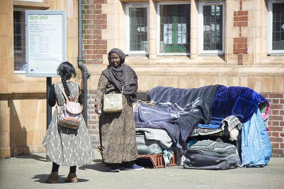 Мать с сыном из Сомали три года живут на скамейке в Лондоне