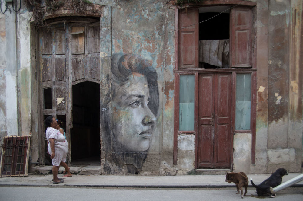 Уличный художник вдыхает жизнь в руины