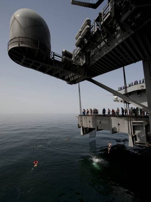 Военные моряки купаются в открытом море