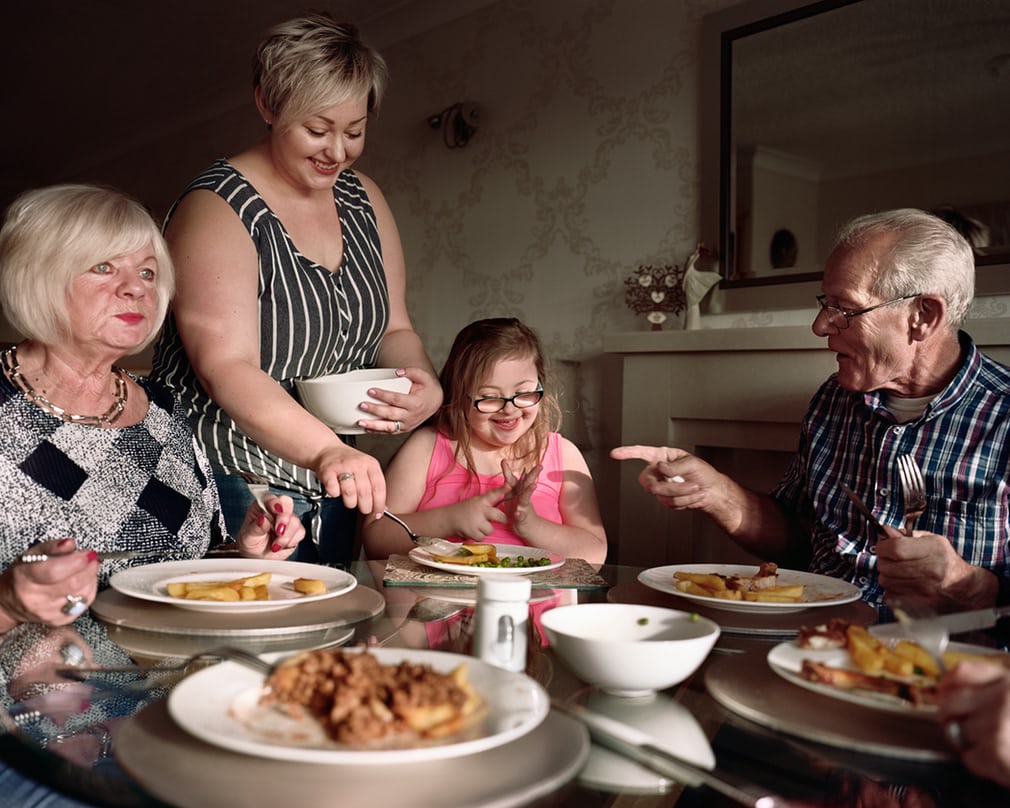 Британские семьи из разных культур за едой