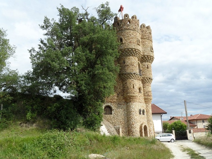Испанец за 20 лет самостоятельно построил замок