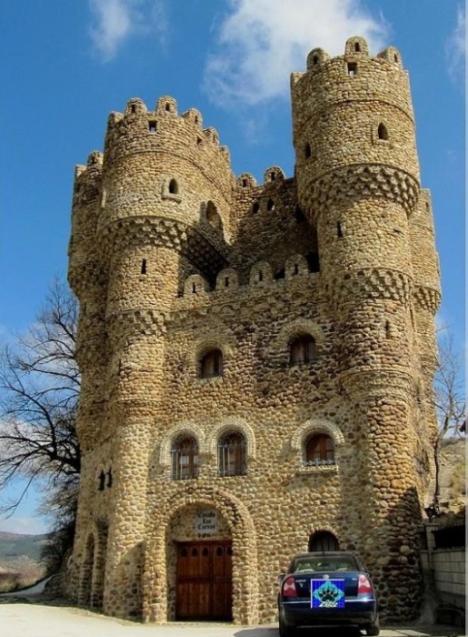 Испанец за 20 лет самостоятельно построил замок