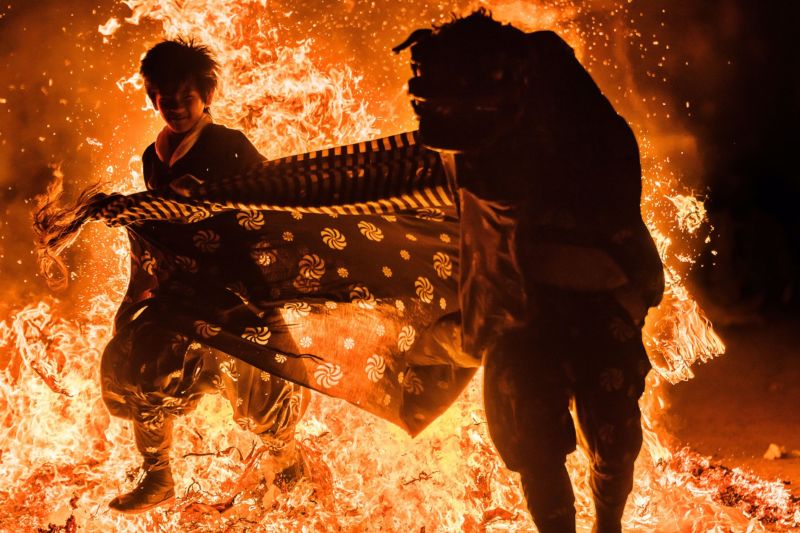 Японский дух огня проходит сквозь языки пламени костра