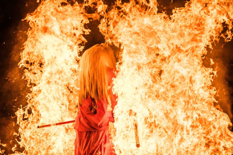 Японский дух огня проходит сквозь языки пламени костра