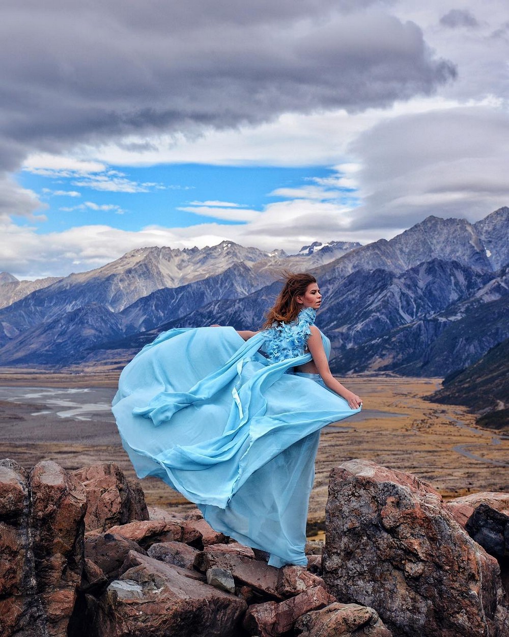 Девушка в красивых платьях на фоне живописных мест