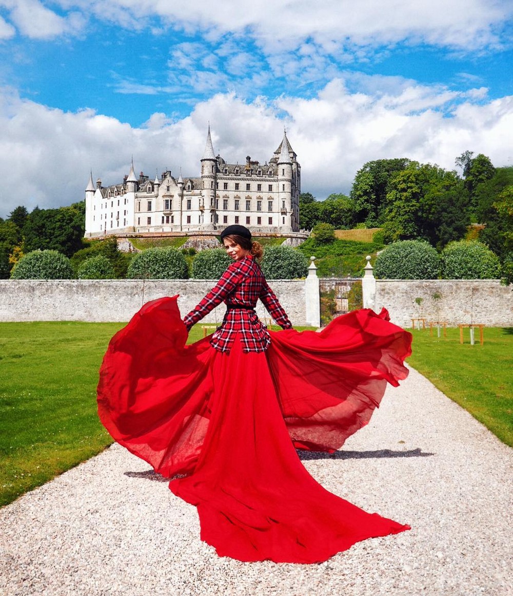 Красное платье с замком