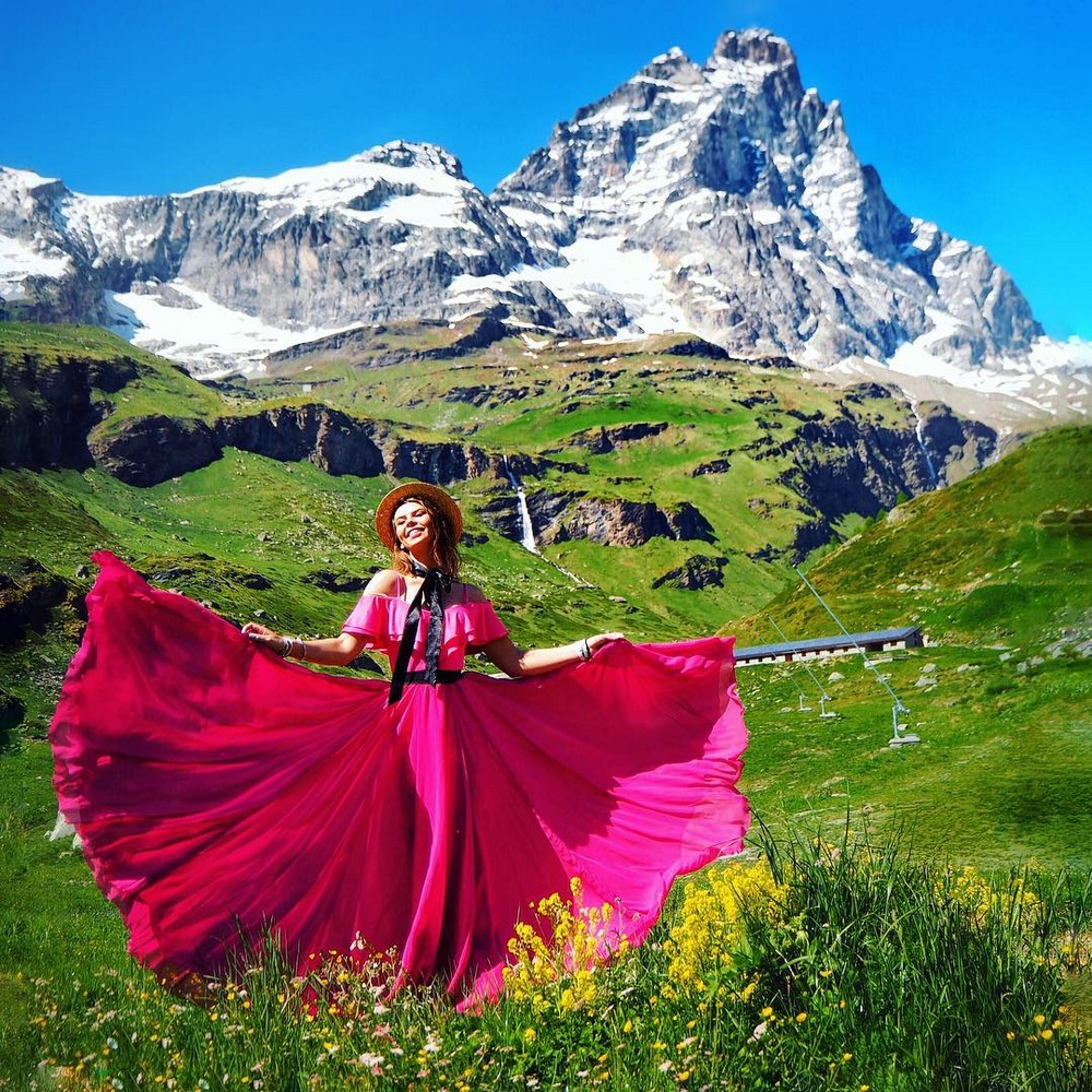 Шикарное платье в горах