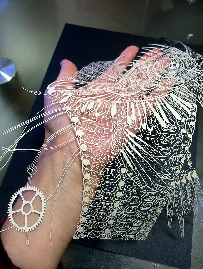 Японский художник вырезает из бумаги детализированные фигуры