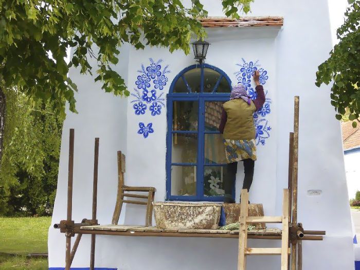 90-летняя старушка превратила деревню в художественную галерею
