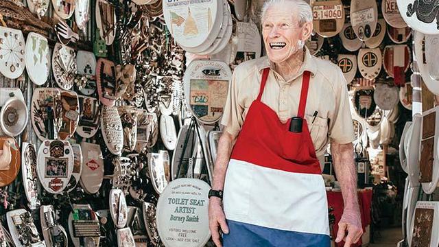 96-летний пенсионер продаёт коллекцию из 1300 крышек от унитазов