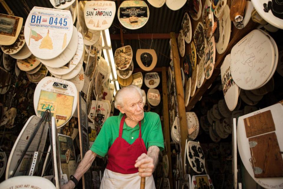 96-летний пенсионер продаёт коллекцию из 1300 крышек от унитазов