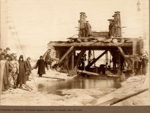 Процесс поднятия паровоза со дна реки Зея, 1911 год