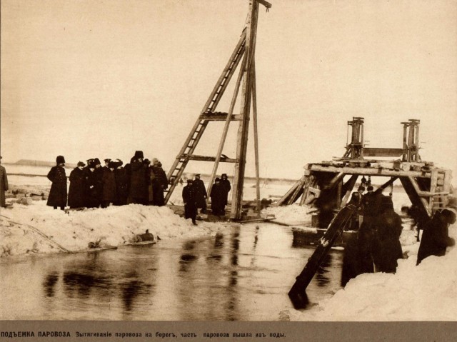 Процесс поднятия паровоза со дна реки Зея, 1911 год