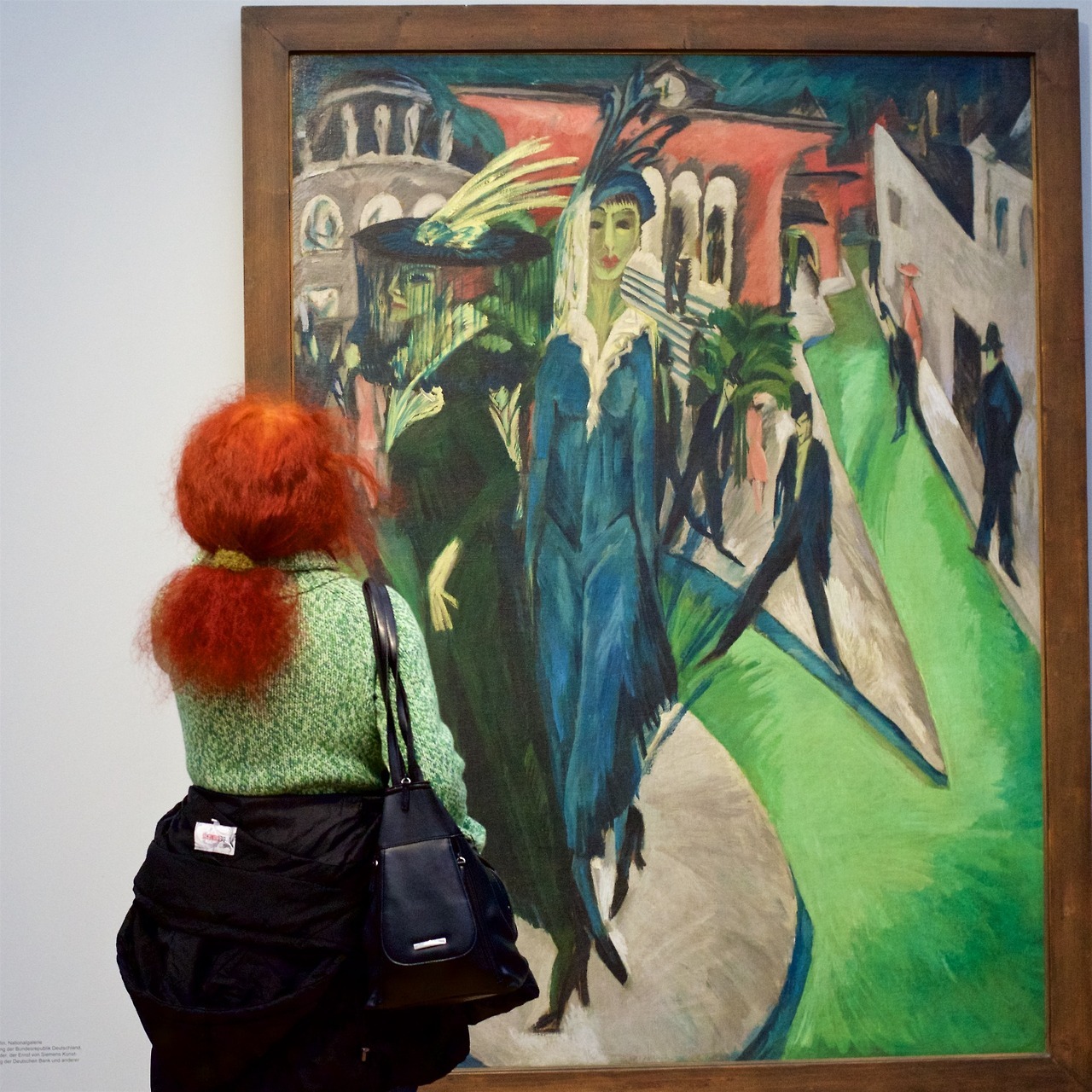 Австриец фотографирует посетителей музеев в сочетании с картинами
