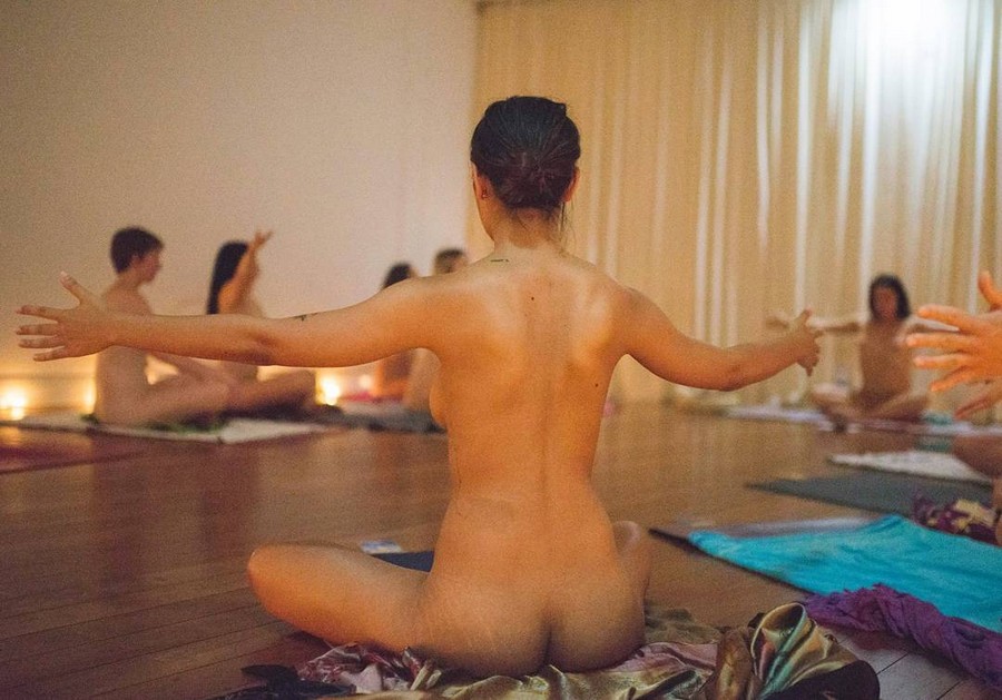 Голая йога в Австралии