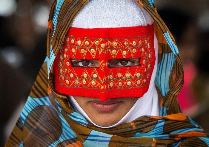 Для чего иранским женщинам усатые маски
