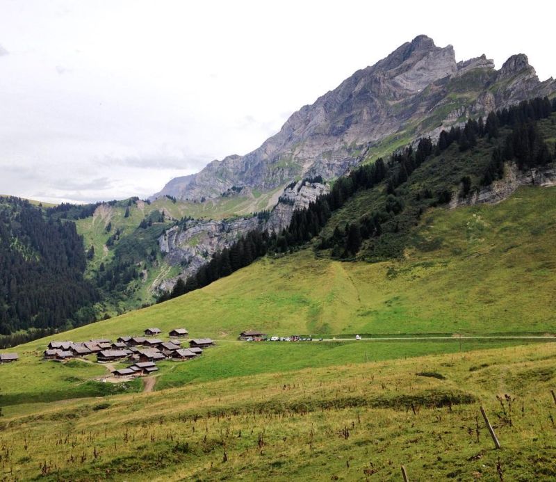 Деревня в Альпах, застрявшая в начале прошлого века