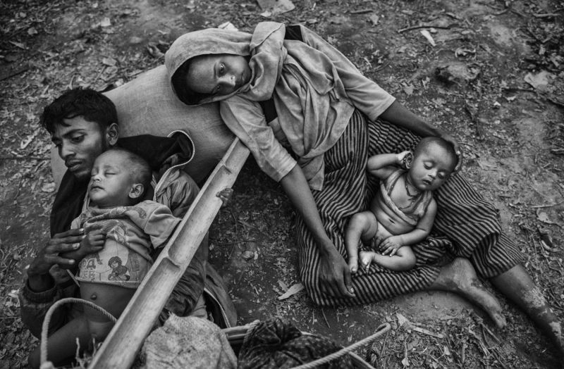 Народ рохинджа бежит из Мьянмы в Бангладеш