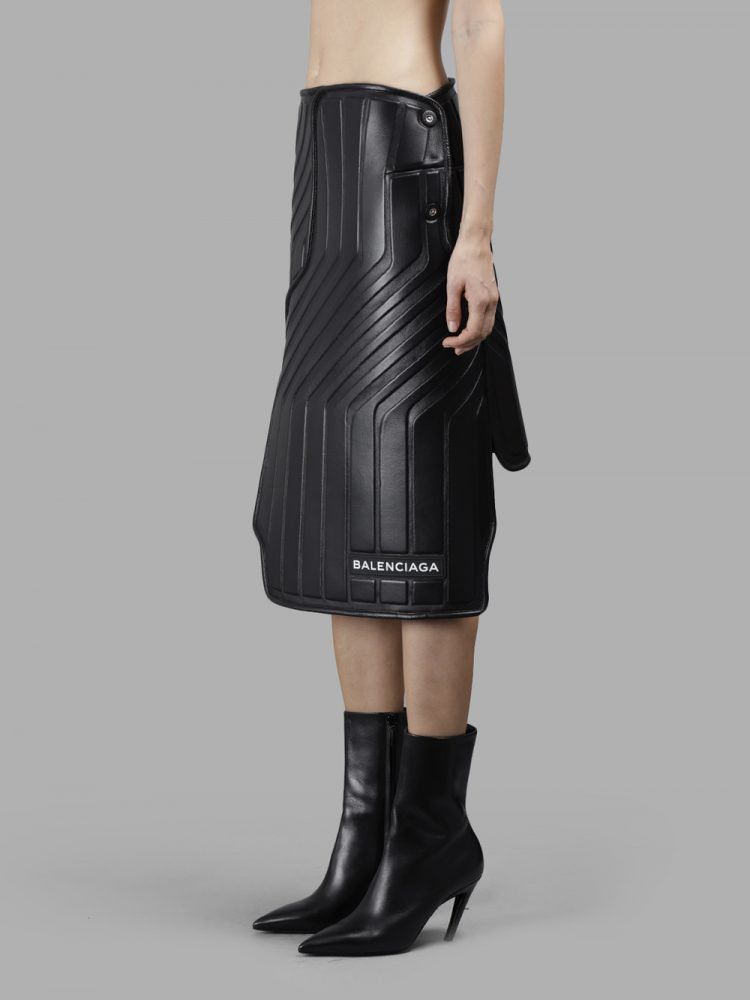 Женская резиновая юбка из автомобильных ковриков от бренда Balenciaga