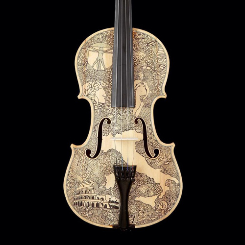 Художник вручную расписывает скрипки и виолончели