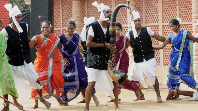 Беззаботные индийцы проводят Фестиваль народных ремесел